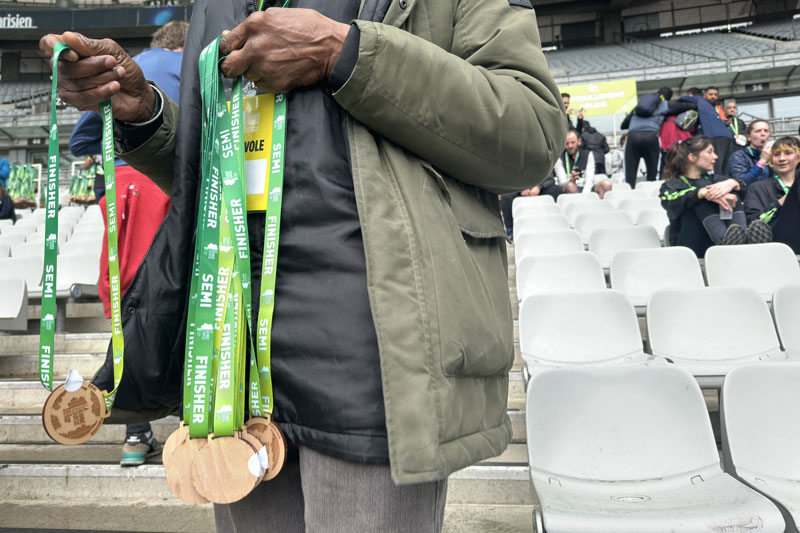 Remise des médailles en bois et d'une graine à faire germer, Grande course du Grand Paris, Saint-Denis, 12 03 23, Ph. Moctar KANE.